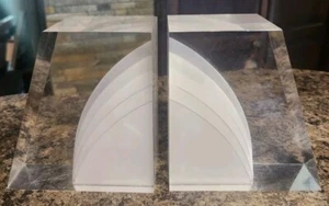Coppia Fermalibri Vintage Astrolite Lucite MCM 5,25"x4,75" Acrilico Trasparente Arte LEGGI - Foto 1 di 10