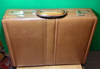 Maletín de cuero Winn, forro de gamuza, cerraduras de combinación, pies de latón Foto 1 de 4