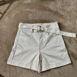 White House Black Market Women’s Cream Colored 5” Inseam Size 0 Shorts  - Picture 1 of 5