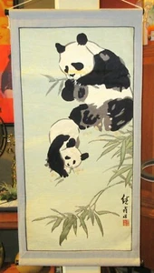 Schöne vollständig bestickte chinesische Panda-Rolle - 38 Zoll - signiert - Bild 1 von 8