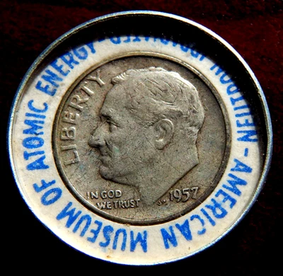 1957 年银色 ROOSEVELT 10C 美国原子能博物馆 NUETRON 镀膜 — 第 1/4 张图片