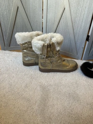 G By Guess, EE. UU. Talla 8.5, Botas Doradas Metálicas, Borde y Forro Imitados, Nuevas Sin Etiquetas. Foto 1 de 4