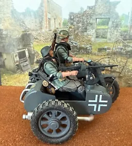 1/18 Custom WWII German Motorcycle with sidecar and 2 Wehrmacht figures - Picture 1 of 13