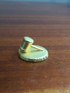 Monopoly Surprise Community Chest Gold Asta Gavel Gettone Gioco Pezzo - Foto 1 di 2