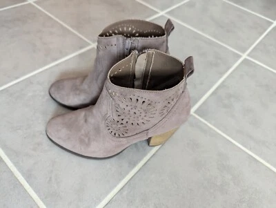 Botines para mujer Qupid Stanley de gamuza con tacón Foto 1 de 4