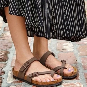 Sandali Birkenstock Mayari - tomaia in pelle sintetica ottime condizioni taglia EU 38/US 7,5 - Foto 1 di 15