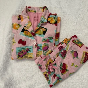 Juego de Pijama Rosa Nick & Nora con Estampado de Frutas Divertidas Talla L - Imagen 1 de 3