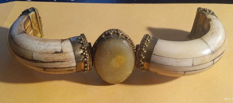 Brazalete Brazalete Tara Mesa Titanio Zoisita y Marfil Color Prehnita Hueso Foto 1 de 4