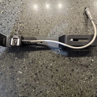 Внешний кронштейн для нескольких вспышек Nikon SK-E900/кабель Nikon AS-E900 - Изображение 1 из 3