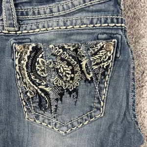 Pantalones de mezclilla Miss Me Bootcut azules adornados con lentejuelas lavado oscuro para mujer talla 27 - Imagen 1 de 14