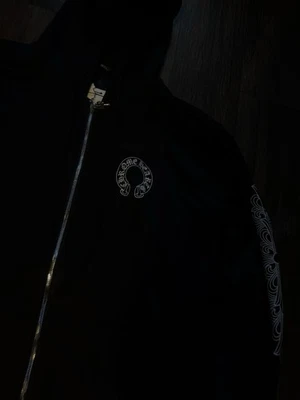 Sudadera con Capucha Cromo Corazones Cremallera Herradura Floral Manga Cruzada, Negra/Blanca Foto 1 de 3