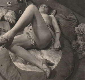 TIRAGE PHOTO ARGENTIQUE 1960 SNAP SHOT PINUP FEMME NUE NU ARTISTIQUE - Bild 1 von 1