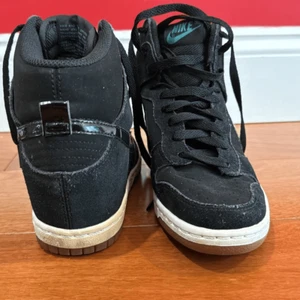 Nike Dunk Sky Essential Alto Negro Goma Mujer Zapatillas Cuña Oculta Talla 6.5 - Imagen 1 de 11