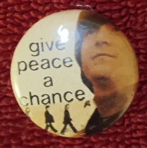 John Lennon "Give Peace A Chance" Vintage Tin Lapel Badge circa 1969. - Foto 1 di 2
