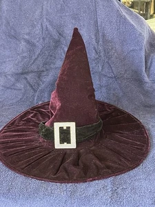 SOMBRERO DE BRUJA DE TERCIOPELO PÚRPURA CON HEBILLA RIBETE TORCIDO TOP DISFRAZ DE HALLOWEEN - Imagen 1 de 5