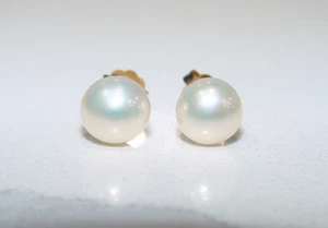 PENDIENTES DE PERLAS BRILLANTES BLANCAS GENUINAS DE ORO AMARILLO DE 7 MM 10K - Imagen 1 de 5