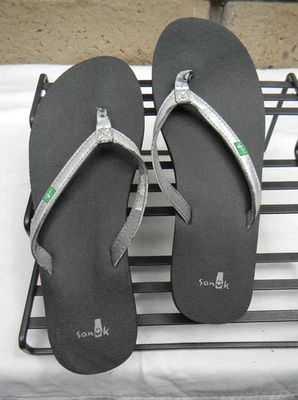 Sandalia chanclas para mujer SANUK Yoga Spree plateada metálica talla 9 Foto 1 de 4