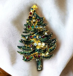 Spilla albero di Natale Hattie Carnegie tono oro strass verdi difetto riparato - Foto 1 di 10