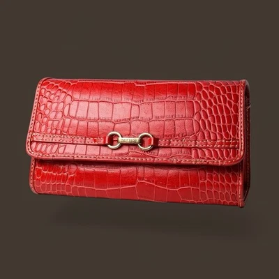 Cartera triple pliegue de cuero sintético con relieve de cocodrilo rojo Nine West con inserto de chequera de colección Foto 1 de 4