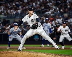 Foto de béisbol de Clay Holmes de acción de lanzamiento de los Yankees de Nueva York 8x10 MLB - Imagen 1 de 1