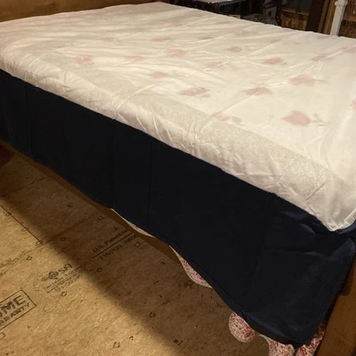 Volantes náuticos antipolvo azul marino. Talla Queen. Top 60” Plus 14” Gota 100% Algodón. Foto 1 de 3