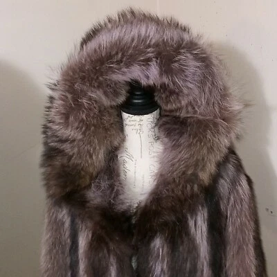 DESLUMBRANTE CASACO DE PELE DE GUAXINIM ESTILO RUSSO F/L PARKA.CAPUZ GROSSO MACIO PROFUNDO.TAMANHO MÉDIO. - Imagem 1 de 4