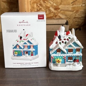 Hallmark Ornament 2019 THE MERRIEST HOUSE IN TOWN Peanuts Gang MAGIC QXI3707 - Bild 1 von 16