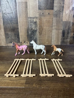 Lote de 3 caballos Schleich y paddock de valla de granja lote de 4 de colección Foto 1 de 4