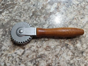 Vintage Krimpkut Sealer Wood Handle Collectible Kitchen Utensil Pie Crst Crimper - Picture 1 of 8