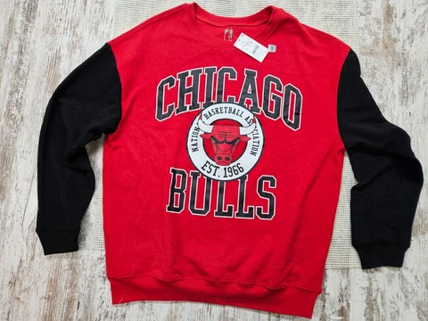 NBA Women's Chicago Bulls Logo Sweatshirt - Size XL Red Cover