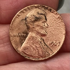 1967 Lincoln Memorial Cent, Struck Through Cloth Error - Picture 1 of 4