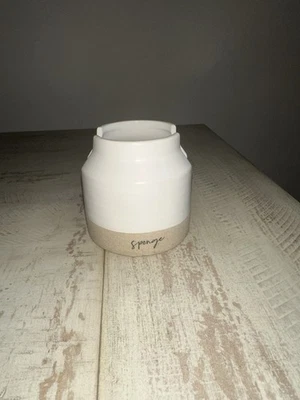 Soporte de esponja de gres estilo beige casa de campo Mudpie Foto 1 de 3