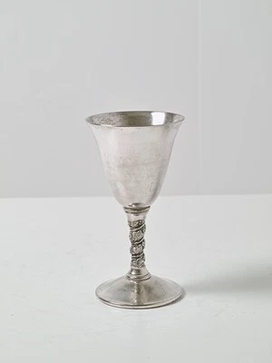 Très joli petit calice sur pied à motif végétal - Photo 1/4