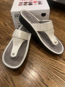 Alegria 41 Women Carina White Shimmer Flip Flop Thong Sandal Size 10.5-11 cross - Picture 1 of 8