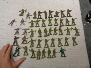 Lot d'anciens divers Soldats en Plastique Américain Marin Allemand Japonais ??? - Imagen 1 de 6