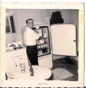 Überraschter Mann wurde beim Überfall des Kühlschranks erwischt Retro Küche 1960 Foto - Bild 1 von 1