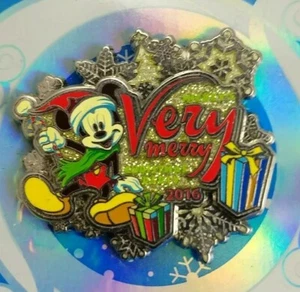 2016 Disney Mickey's VERY Merry CHRISTMAS Party MICKEY Happy Holidays LR Pin - Picture 1 of 2