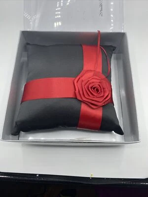 Hortense B. Hewitt Co.  Porta-anel travesseiro rosa meia-noite. Preto e vermelho - Imagem 1 de 4