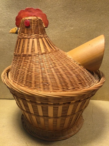 VINTAGE FARMHOUSE CHICKEN HEN ROOSTER WICKER BREAD WEAVE BASKET WITH LID 8x10” Cover