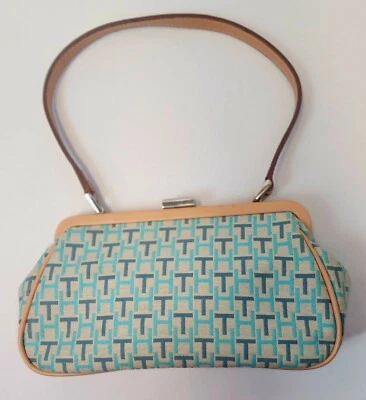 Cartera pequeña Tommy Hilfiger con logotipo melocotón y cierre azul Foto 1 de 4