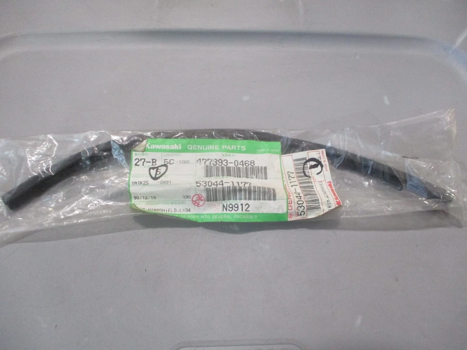 Nuevo de Lote Antiguo Kawasaki OEM L=345 Parabrisas Borde 1987-1990 ZX750 NINJA 750R 53044-1177 Foto 1 de 1