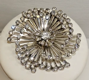 A26 VINTAGE STRASS BROSCHE PINWHEEL LAGENLOOK KLARE STEINE SILBERFARBEN UNSIGNIERT - Bild 1 von 4