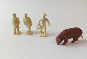 Set of 3 1940s-1950s Marx Marxville HO 40mm Figures Farmer & Train Passengers - Picture 1 of 8