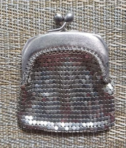 Cartera pequeña de malla de metal tono plata vintage con cierre de beso - Imagen 1 de 3