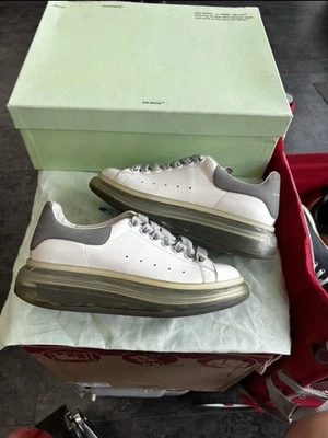 Zapatillas Alexander McQueen de gran tamaño con plataforma blancas/grises Foto 1 de 4