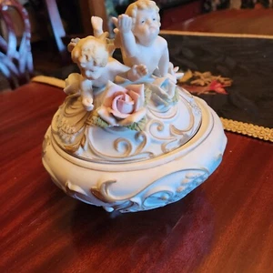 Bezaubernde Vintage Porzellan Deckelschale mit Putten und Blumen. - Bild 1 von 8