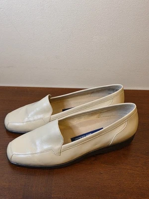 Женские кожаные туфли-слипоны Easy Spirit антигравитация верх 8 M кремовые - Изображение 1 из 4