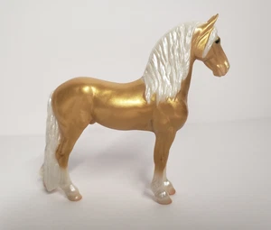 Breyer Stablemate Standing Friesian Metallic Gold Finish Carat Brilliance set - Picture 1 of 8