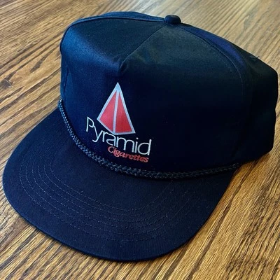 Sombrero negro con cierre a presión vintage de los 90 Pyramid Cigarettes Foto 1 de 4