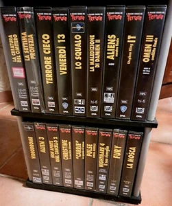 Il Grande Cinema del Terrore - Collezione Completa di 40 VHS + Mobiletto - Foto 1 di 6